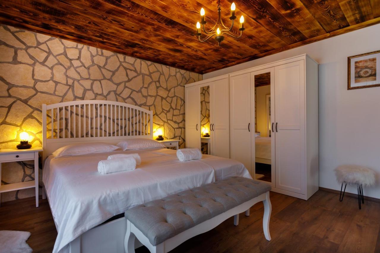 Rustic Apartment Evelin Krk Town Eksteriør bilde